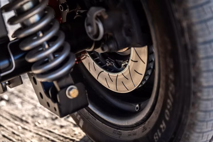 Zero Labs bổ sung thêm lò xo chống sốc Fox giúp Ford Bronco chạy điện có thể vượt địa hình và phanh gốm-carbon Brembo.