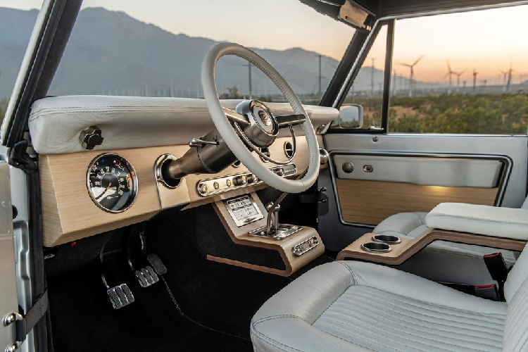 Mặc dù rẻ hơn bản sợi carbon, giá xe Ford Bronco 2021 bản khung thép vẫn bán ra tới 185.000 USD, chưa tính option chọn thêm.