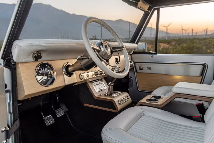 Mặc dù rẻ hơn bản sợi carbon, giá xe Ford Bronco 2021 bản khung thép vẫn bán ra tới 185.000 USD, chưa tính option chọn thêm.