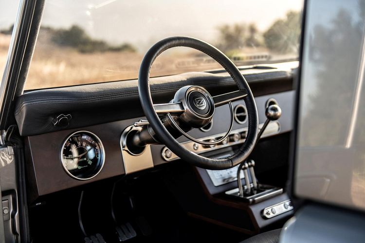 Khoang lái Ford Bronco chạy điện bọc da cao cấp, ghế cổ điển. Khách mua có thể chọn chất liệu nội thất, từ gỗ thủ công tới sợi carbon siêu bền.