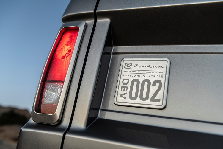 Xe điện Ford Bronco thậm chí còn sử dụng hộp số sàn 5 cấp dạng cổ điển. Sức mạnh truyền tới hộp số phụ 2 cấp rồi tới bánh sau hoặc tất cả 4 bánh. Khối pin 70 kWh cho khoảng cách di chuyển 305 km.