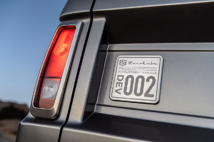 Xe điện Ford Bronco thậm chí còn sử dụng hộp số sàn 5 cấp dạng cổ điển. Sức mạnh truyền tới hộp số phụ 2 cấp rồi tới bánh sau hoặc tất cả 4 bánh. Khối pin 70 kWh cho khoảng cách di chuyển 305 km.