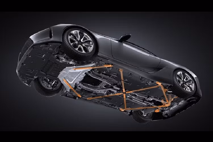 Về nội thất, Lexus LC 500 mui trần gần như giữ nguyên thiết kế của phiên bản coupe. Điều đó có nghĩa là xe có nhiều trang trí bằng da và nhôm từ phía trước ra sau. Thiết kế bảng điều khiển cũng như phần cứng và phần mềm của hệ thống thông tin giải trí đều giống bản có mui. Sự khác biệt duy nhất là việc loại bỏ các ghế sau để tạo không gian cho khu vực lưu trữ bổ sung.