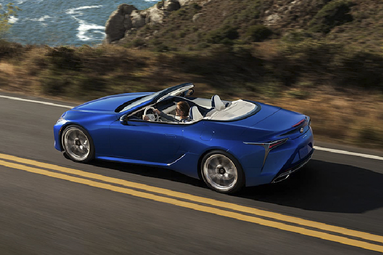 Nhờ đó, xe có thể tăng tốc từ 0-100 km/h trong hơn 5 giây. Lexus LC 500 2020 mui trần sẽ sớm về tay người dùng.