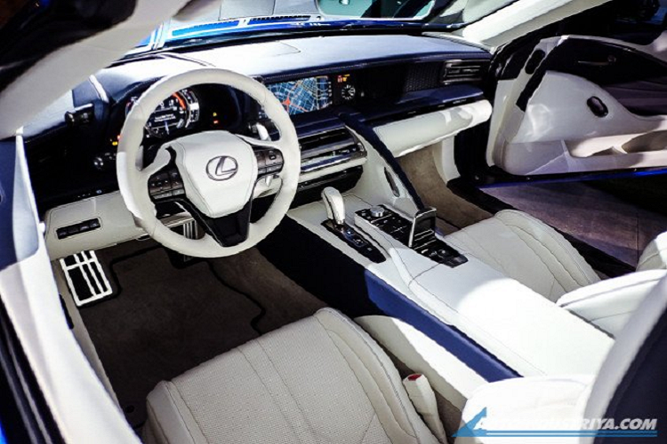Được biết, biến thể Lexus LC 500 2020 Convertible đã xuất hiện lần đầu vào tháng 11/2019 trong Triển lãm ô tô Los Angeles. Lexus không chỉ đơn giản là bỏ mui của phiên bản coupe mà còn thực hiện thay đổi về kỹ thuật. Toàn bộ khung gầm dưới được làm cứng bằng nẹp chéo và hệ thống treo được điều chỉnh lại để xử lý trọng lượng tăng thêm. Thiết lập mái và nắp khoang hành lý có thể xoay vào và ra khỏi vị trí trong vòng chưa đầy 20 giây.