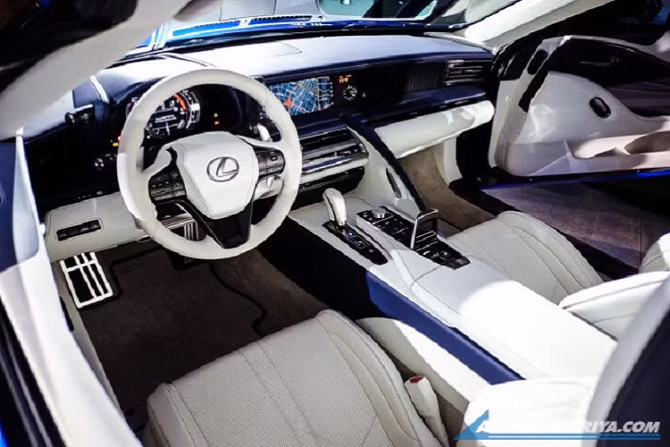 Được biết, biến thể Lexus LC 500 2020 Convertible đã xuất hiện lần đầu vào tháng 11/2019 trong Triển lãm ô tô Los Angeles. Lexus không chỉ đơn giản là bỏ mui của phiên bản coupe mà còn thực hiện thay đổi về kỹ thuật. Toàn bộ khung gầm dưới được làm cứng bằng nẹp chéo và hệ thống treo được điều chỉnh lại để xử lý trọng lượng tăng thêm. Thiết lập mái và nắp khoang hành lý có thể xoay vào và ra khỏi vị trí trong vòng chưa đầy 20 giây.