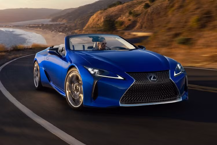 Theo ông Raymond Rodriguez - người đại diện của Lexus, giá xe Lexus LC 500 mui trần thế hệ mới tại Philippines sẽ bán ra từ 10,5-11 triệu Php (tương đương khoảng khoảng 4,9 đến 5 tỷ đồng).