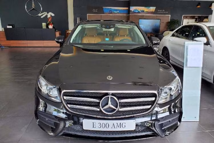 Giá xe Mercedes-Benz E300 AMG 2020 hiện được phân phối chính hãng tại thị trường Việt Nam ở mức 2,833 tỷ đồng, đắt hơn đối thủ trực tiếp Lexus ES250 2020 khoảng hơn 300 triệu đồng.