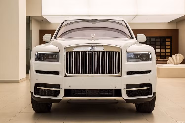 Sau 7 năm gắn bó tại Việt Nam, đại lý Rolls-Royce Motor Cars Hanoi, đơn vị uỷ quyền chính hãng duy nhất của hãng xe sang Anh đã dừng hoạt động và để lại nhiều tiếc nuối. Tuy rằng, khoảng thời gian này là chưa nhiều nhưng cũng đủ để thương hiệu xe siêu sang Rolls-Royce ra mắt và phân phối tới tay các đại gia Việt hàng loạt các mẫu xe khủng của hãng. Trong đó, bên cạnh những mẫu xe tiêu chuẩn còn xuất hiện cả những phiên bản đặc biệt, các dịch vụ về Bespoke (Cá nhân hoá)...
