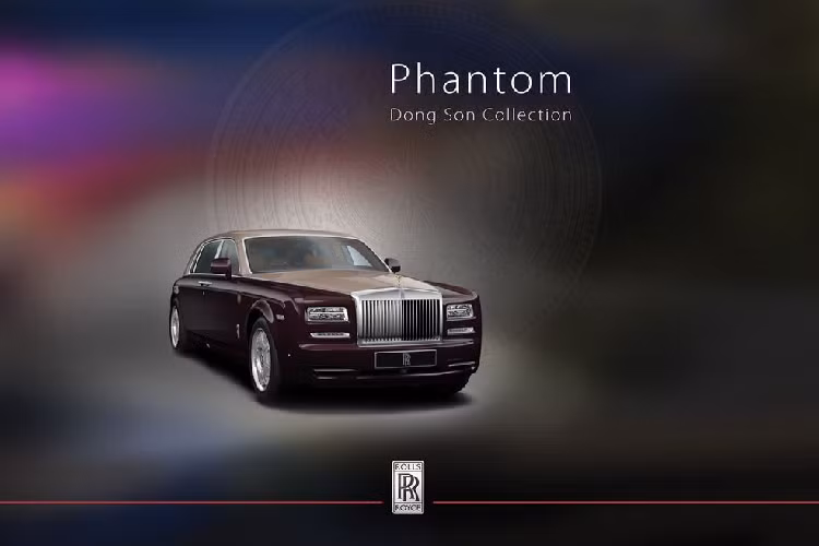 Bên cạnh những phiên bản tiêu chuẩn, Rolls-Royce Motor Cars Hanoi cũng đem tới các phiên bản đặc biệt của mẫu Phantom dành riêng cho đại gia Việt. Trong đó phải kể tới Bộ sưu tập Phantom Đông Sơn với 6 phiên bản dành cho các địa gia đình đám tại Việt Nam.
