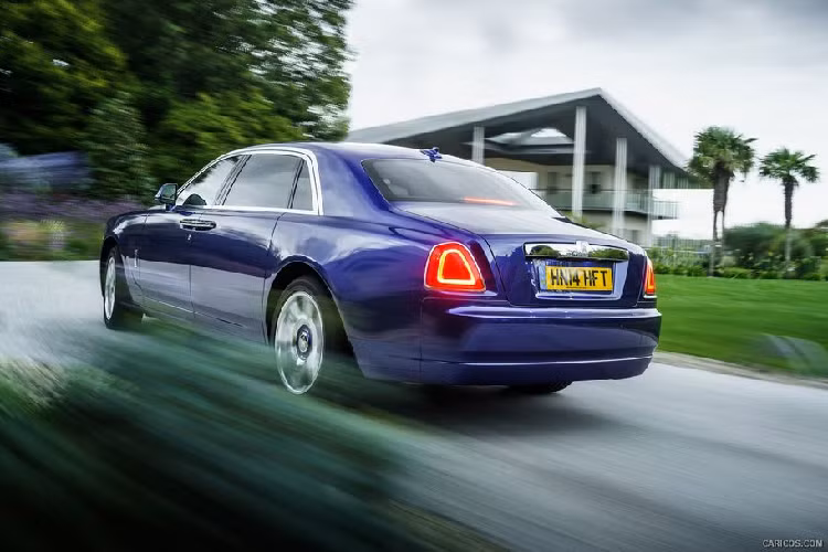 Rolls-Royce Ghost II có tổng cộng 3 phiên bản, gồm bản Ghost tiêu chuẩn, Ghost Black Badge và Ghost EWB. Mẫu xe này có giá khởi điểm từ 31,3 tỷ đồng, thấp nhất trong danh mục của Rolls-Royce Motor Cars Hanoi. Đối với phiên bản Ghost EWB có giá từ 35,4 tỷ đồng và cao nhất là phiên Black Badge từ 36,3 tỷ đồng. Tất nhiên, mức giá trên mới chỉ là con số khởi điểm và chưa bao gồm các tuỳ chọn khi khách hàng đặt thêm. Về truyền động, Rolls-Royce Ghost sử dụng động cơ V12 6.6L, sản sinh công suất 570 mã lực và 780 Nm mô-men xoắn.