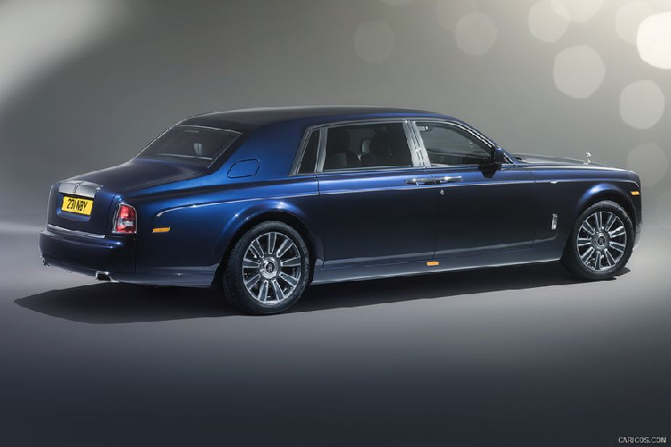 Đó chỉ là mức giá xe Rolls-Royce Phantom khởi điểm cho từng phiên bản vẫn chưa bao gồm các tuỳ chọn kèm theo. Về truyền động, dù là phiên bản nào thì Rolls-Royce Phantom cũng sẽ được trang bị khối động cơ V12 6.75 lít, sản sinh công suất tối đa 453 mã lực và mô-men xoắn cực đại đạt 720 Nm. Kết hợp với hộp số tự động 8 cấp, động cơ cho phép chiếc xe siêu sang tăng tốc từ 0 – 100 km/h chỉ trong khoảng thời gian 5,9 giây trước khi đạt vận tốc tối đa 250 km/h.