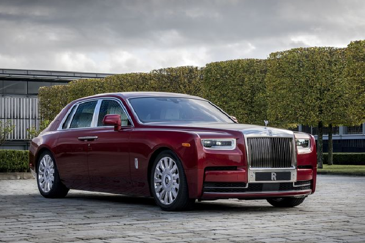  Rolls-Royce Phantom VIII Là thế hệ thứ 8 của dòng xe Phantom, Rolls-Royce Phantom VIII dù mới ra mắt chưa lâu nhưng đã chứng tỏ được sức hút của mình khi có mức doanh số đầy ấn tượng trên khắp thế giới. Tại Việt Nam hiện nay, số lượng Phantom VIII lăn bánh trong nước đã chạm ngưỡng 6 chiếc nhưng chỉ có 1 chiếc trong đó được nhập về theo dạng chính hãng từ Rolls-Royce Motor Cars Hanoi.