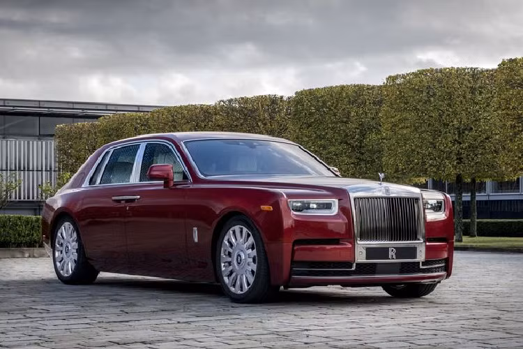  Rolls-Royce Phantom VIII Là thế hệ thứ 8 của dòng xe Phantom, Rolls-Royce Phantom VIII dù mới ra mắt chưa lâu nhưng đã chứng tỏ được sức hút của mình khi có mức doanh số đầy ấn tượng trên khắp thế giới. Tại Việt Nam hiện nay, số lượng Phantom VIII lăn bánh trong nước đã chạm ngưỡng 6 chiếc nhưng chỉ có 1 chiếc trong đó được nhập về theo dạng chính hãng từ Rolls-Royce Motor Cars Hanoi.