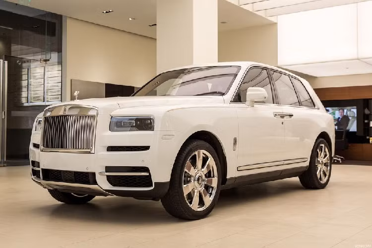 Rolls-Royce Cullinan Siêu SUV Rolls-Royce Cullinan được ra mắt thế giới lần đầu tiên vào tháng 5/2018 và cái tên của nó được bắt nguồn theo tên của viên kim cương thô lớn nhất từng được tìm thấy trên thế giới. Rolls-Royce Cullinan đã đánh dấu sự thay đổi toàn diện của hãng xe Anh Quốc bởi từ trước tới nay, Rolls-Royce vẫn chỉ được biết tới là một hãng xe chỉ sản xuất các dòng xe siêu sang gầm thấp.