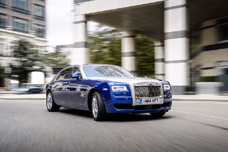  Rolls-Royce Ghost Thường được gọi với biệt danh "Tiểu Phantom", Ghost là mẫu xe xếp thứ 2 trong danh mục sedan nhà Rolls-Royce. Điểm nổi trội của Rolls-Royce Ghost chính là việc mẫu xe này sở hữu một ngoại hình, một diện mạo tinh tế và có phần nhẹ nhàng hơn đáng kể so với đàn anh Phantom. Rolls-Royce Ghost từng được phân phối chính hãng tại Việt Nam với cả 2 đời xe bao gồm Series I và Series II.