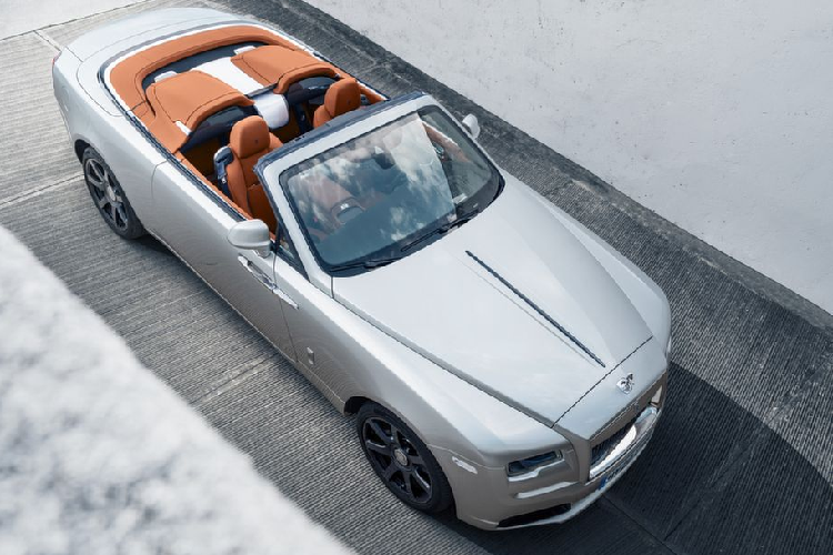 Rolls-Royce Dawn từng được phân phối chính hãng tại thị trường Việt Nam với 2 phiên bản, bao gồm bản Dawn tiêu chuẩn với giá từ 36 tỷ đồng và bản Dawn Black Badge với giá từ 41 tỷ đồng.