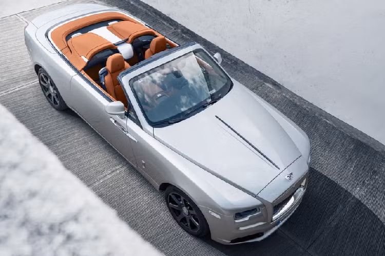 Rolls-Royce Dawn từng được phân phối chính hãng tại thị trường Việt Nam với 2 phiên bản, bao gồm bản Dawn tiêu chuẩn với giá từ 36 tỷ đồng và bản Dawn Black Badge với giá từ 41 tỷ đồng.