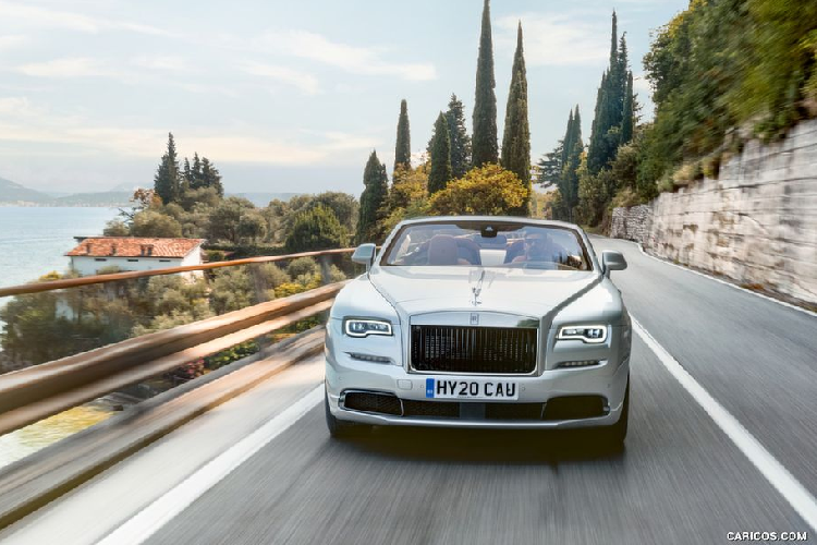  Rolls-Royce Dawn Tương tự Rolls-Royce Wraith, Rolls-Royce Dawn được ra đời nhằm thay thế dòng xe Phantom Drophead Coupe. Về kiểu dáng, Rolls-Royce Dawn có thiết kế khá giống với người anh em Rolls-Royce Wraith và sự khác biệt chủ yếu của Dawn tới từ bộ mui trần bằng vải cao cấp thay vì mui cứng kiểu Coupe như Wraith.