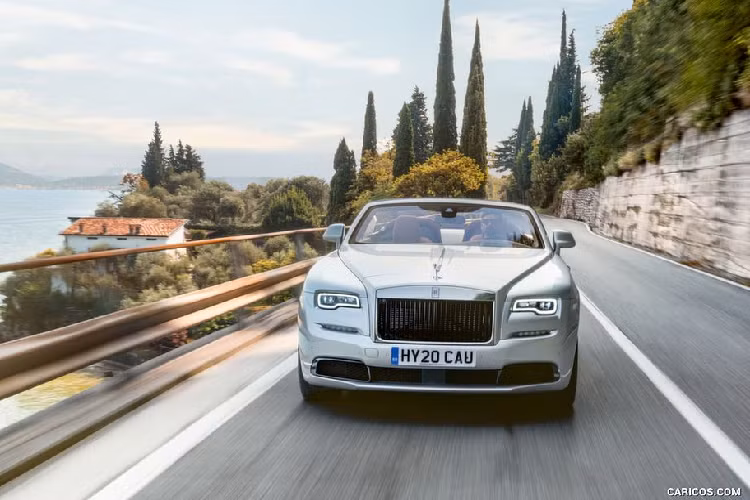  Rolls-Royce Dawn Tương tự Rolls-Royce Wraith, Rolls-Royce Dawn được ra đời nhằm thay thế dòng xe Phantom Drophead Coupe. Về kiểu dáng, Rolls-Royce Dawn có thiết kế khá giống với người anh em Rolls-Royce Wraith và sự khác biệt chủ yếu của Dawn tới từ bộ mui trần bằng vải cao cấp thay vì mui cứng kiểu Coupe như Wraith.