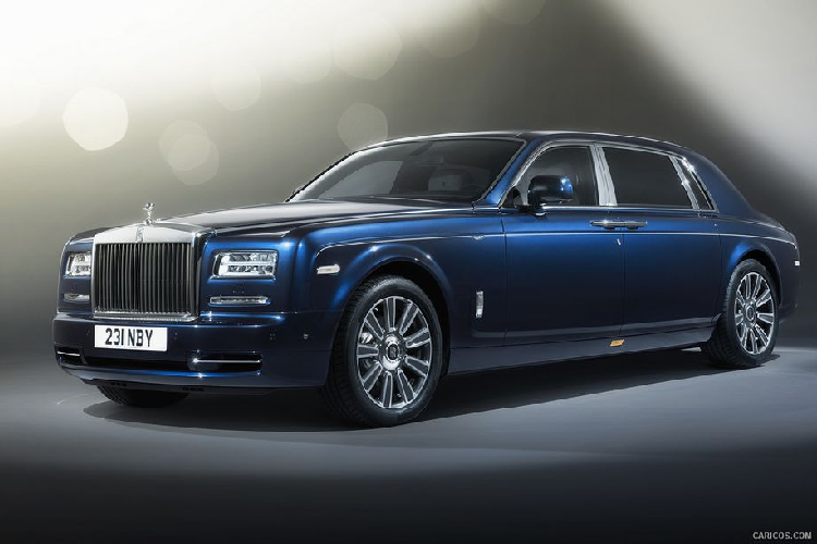  Rolls-Royce Phantom Là mẫu xe đình đám bậc nhất của thương hiệu Rolls-Royce trên toàn thế giới và tại Việt Nam cũng không phải ngoại lệ, Phantom được rất nhiều đại gia Việt mến mộ và "chọn mặt gửi vàng". Tại thời điểm tháng 8/2019, Rolls-Royce Motor Cars Hanoi từng công bố bảng giá niêm yết của mẫu Phantom series II tại thị trường Việt Nam với con số khởi điểm từ hơn 46 tỷ đồng cho phiên bản tiêu chuẩn và phiên bản trục cơ sở kéo dài là hơn 54 tỷ đồng.