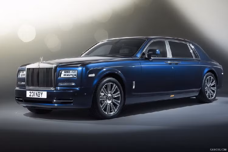  Rolls-Royce Phantom Là mẫu xe đình đám bậc nhất của thương hiệu Rolls-Royce trên toàn thế giới và tại Việt Nam cũng không phải ngoại lệ, Phantom được rất nhiều đại gia Việt mến mộ và "chọn mặt gửi vàng". Tại thời điểm tháng 8/2019, Rolls-Royce Motor Cars Hanoi từng công bố bảng giá niêm yết của mẫu Phantom series II tại thị trường Việt Nam với con số khởi điểm từ hơn 46 tỷ đồng cho phiên bản tiêu chuẩn và phiên bản trục cơ sở kéo dài là hơn 54 tỷ đồng.
