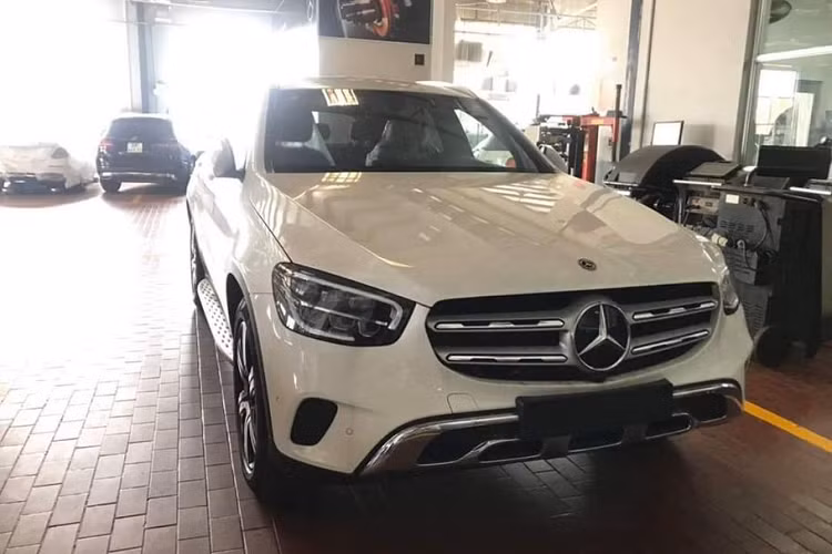 Hiện nay, nhiều đại lý của Mercedes-Benz tại Việt Nam đã bắt đầu tiến hành cho khách đặt cọc trước đối với mẫu xe GLC phiên bản nâng cấp mới. Theo ghi nhận, mẫu xe Mercedes-Benz GLC 2020 phiên bản nâng cấp sẽ được bán ra với 2 biến thể, bao gồm GLC 200 và GLC 200 4Matic, cả hai đều đến tay khách hàng theo dạng lắp ráp trong nước.