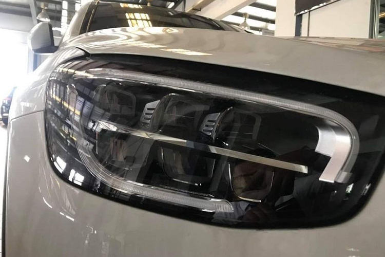 Tuy nhiên, bù lại GLC 200 mới sẽ đón nhận khá nhiều nâng cấp về trang bị so với trước đây như ở phần ngoại thất, nổi bật với hệ thống đèn chiếu sáng Full-Led hiện đại (Không Multibeam), thiết kế chi tiết đèn thay đổi khá giống với C200 mới, cản trước/sau tinh chỉnh, mâm xe 18 inch 5 chấu kép cho bản GLC 200 và 19 inch cho bản GLC 200 4Matic.