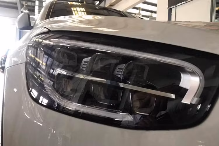 Tuy nhiên, bù lại GLC 200 mới sẽ đón nhận khá nhiều nâng cấp về trang bị so với trước đây như ở phần ngoại thất, nổi bật với hệ thống đèn chiếu sáng Full-Led hiện đại (Không Multibeam), thiết kế chi tiết đèn thay đổi khá giống với C200 mới, cản trước/sau tinh chỉnh, mâm xe 18 inch 5 chấu kép cho bản GLC 200 và 19 inch cho bản GLC 200 4Matic.