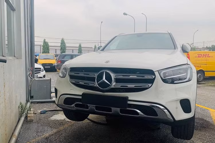 Dự kiến, Mercedes-Benz Việt Nam sẽ chính thức trình làng GLC mới vào cuối tháng 2 này. Mức giá xe Mercedes-Benz GLC 200 mới tạm tính cho hai biến thể ở mức từ 1,8 - 2 tỷ đồng.