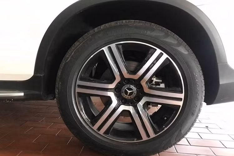 Thay vì đèn Multibeam như "đàn anh" GLC 300 4Matic, trên GLC 200 và GLC 200 4Matic đều sẽ sử dụng đèn Full-Led