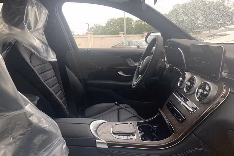 Về trang bị nội thất, ngoài những công nghệ và trang bị sẵn có trên phiên bản tiền nhiệm, GLC 200 mới còn sở hữu loạt cải tiến đáng giá như màn hình giải trí và touchpad cảm ứng lớn hơn, hệ thống MBUX thế hệ mới, vô-lăng tích hợp nút cảm ứng tương tự GLC 300 2020...