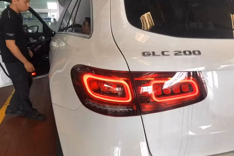 Cả hai biến thể đều đi kèm với trang bị hộp số tự động 9 cấp. Cuối cùng, về hệ dẫn động đúng như tên gọi, Mercedes-Benz GLC 200 sẽ sử dụng hệ dẫn động cầu sau, bản GLC 200 4Matic sẽ sử dụng hệ dẫn động 4 bánh.