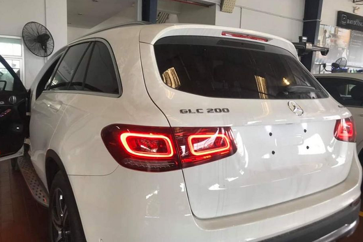 Như vậy, khi so sánh với phiên bản tiền nhiệm, Mercedes-Benz GLC 200 đang có mức giá tạm tính cao hơn khoảng 100 triệu đồng (GLC 200 hiện tại có giá 1,699 tỷ đồng).
