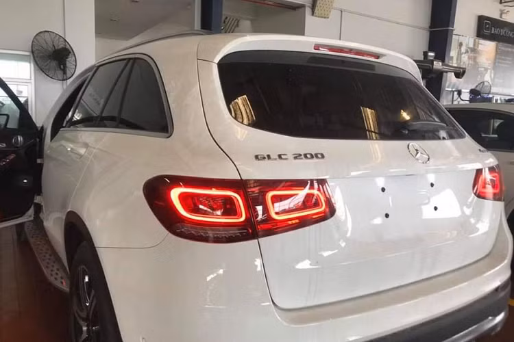 Như vậy, khi so sánh với phiên bản tiền nhiệm, Mercedes-Benz GLC 200 đang có mức giá tạm tính cao hơn khoảng 100 triệu đồng (GLC 200 hiện tại có giá 1,699 tỷ đồng).