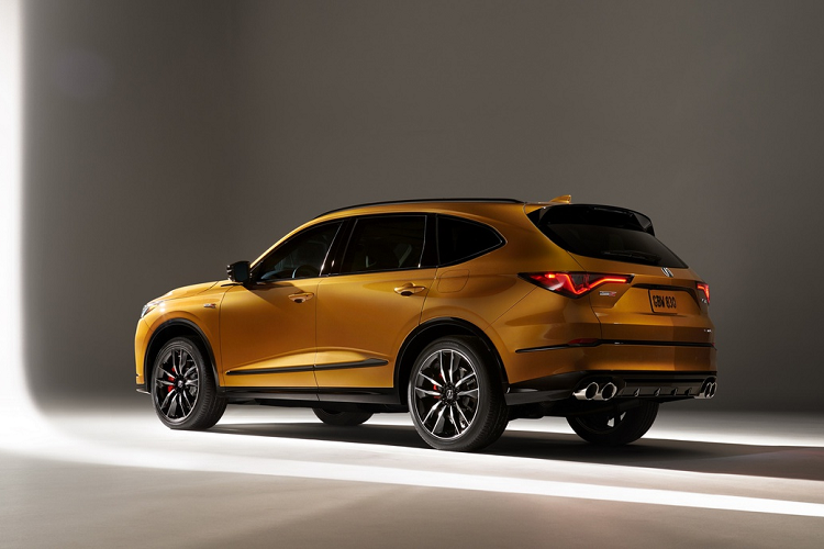 So với thế hệ trước, Acura MDX thế hệ mới sử dụng nền tảng khung gầm mới, có kích thước lớn hơn. Các số đo kích thước dài x rộng x cao của MDX 2022 gồm 5.039 x 1.999 x 1.704 (mm), chiều dài cơ sở đạt 2.890 mm. So với đời trước, mẫu SUV này dài hơn 56 mm, rộng hơn 25 mm, cao hơn 15 mm và trục cơ sở dài hơn 71 mm. Các trục bánh xe cũng được làm rộng ra thêm 35 mm.