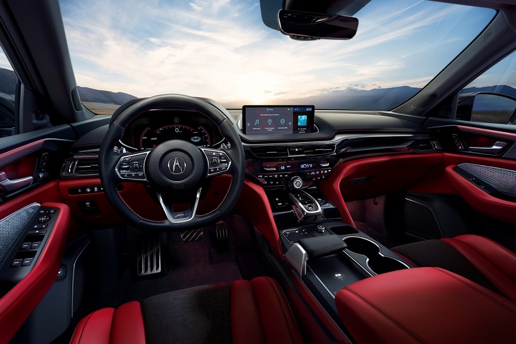 Ở bên trong, MDX 2021 cũng được thay đổi hoàn toàn, tương tự chiếc TLX đời mới. Khu vực bảng điều khiển có nhiều đường ngang, tạo cảm giác rộng rãi. Xe được phủ trong da Milano mịn và nhôm xước. Những vật liệu này mang đến vẻ sang trọng cho xe nhưng lại không quá già dặn.