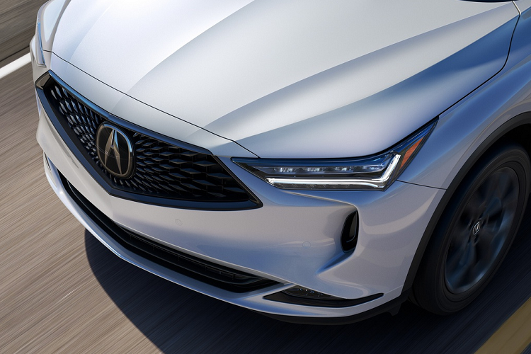 Acura lột xác gần như 100% ở chiếc MDX thế hệ mới. Ở phía trước, xe có lưới tản nhiệt dạng Diamond Pentagon đặc trưng, kết hợp với cụm đèn LED JewelEye thanh mảnh. Đèn daylight nổi bật với họa tiết móc câu. Các hốc gió phía trước được thiết kế mạnh mẽ nhưng không quá hầm hố, đảm bảo sự thanh lịch cho mẫu xe hạng sang.