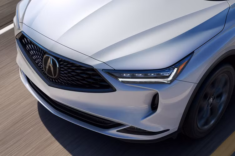 Acura lột xác gần như 100% ở chiếc MDX thế hệ mới. Ở phía trước, xe có lưới tản nhiệt dạng Diamond Pentagon đặc trưng, kết hợp với cụm đèn LED JewelEye thanh mảnh. Đèn daylight nổi bật với họa tiết móc câu. Các hốc gió phía trước được thiết kế mạnh mẽ nhưng không quá hầm hố, đảm bảo sự thanh lịch cho mẫu xe hạng sang.