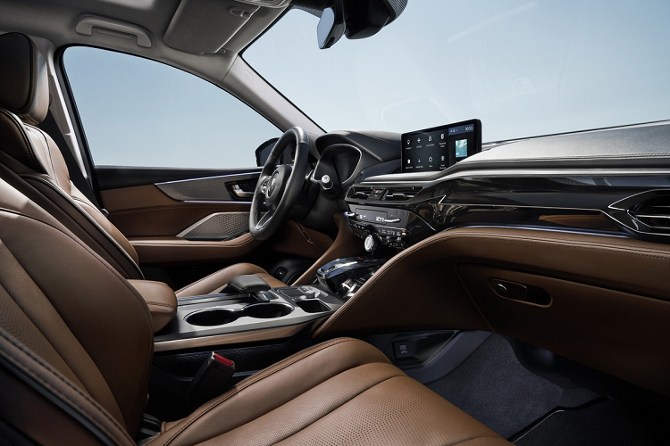 Màn hình thông tin giải trí kép trên đời cũ được thay bằng một màn hình kích thước 12,3 inch, điều khiển qua touchpad. Hệ thống thông tin giải trí được trang bị bộ xử lý trung tâm tiên tiến nhất, hỗ trợ trí thông minh nhân tạo và tích hợp Android Auto/Apple CarPlay.