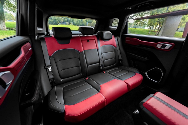 Có lẽ điểm ăn khách quan trọng nhất lúc này đối với người tiêu dùng Trung Quốc trong cơn khủng hoảng COVID-19 chính là việc Geely Icon có trang bị một hệ thống lọc khí thông minh mới mang tên Intelligent Air Purification System (IAPS). Hoạt động song song với điều hòa không khí, nhiệm vụ của IAPS là “cách ly và loại bỏ các yếu tố có hại trong không khí cabin bao gồm cả vi khuẩn và virus.”