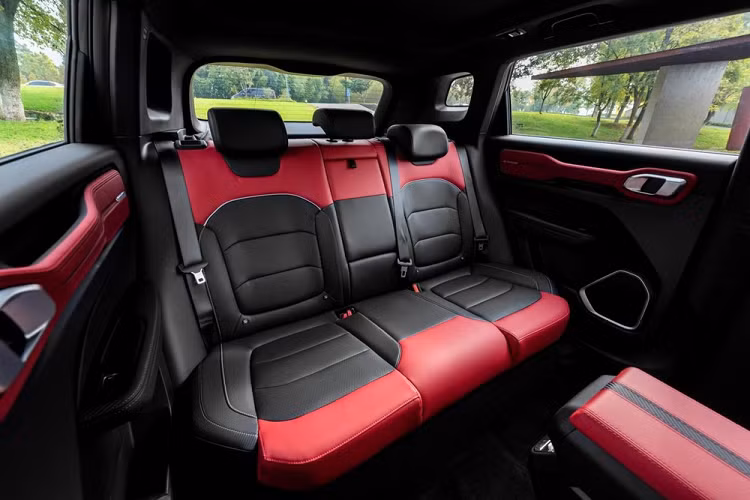 Có lẽ điểm ăn khách quan trọng nhất lúc này đối với người tiêu dùng Trung Quốc trong cơn khủng hoảng COVID-19 chính là việc Geely Icon có trang bị một hệ thống lọc khí thông minh mới mang tên Intelligent Air Purification System (IAPS). Hoạt động song song với điều hòa không khí, nhiệm vụ của IAPS là “cách ly và loại bỏ các yếu tố có hại trong không khí cabin bao gồm cả vi khuẩn và virus.”