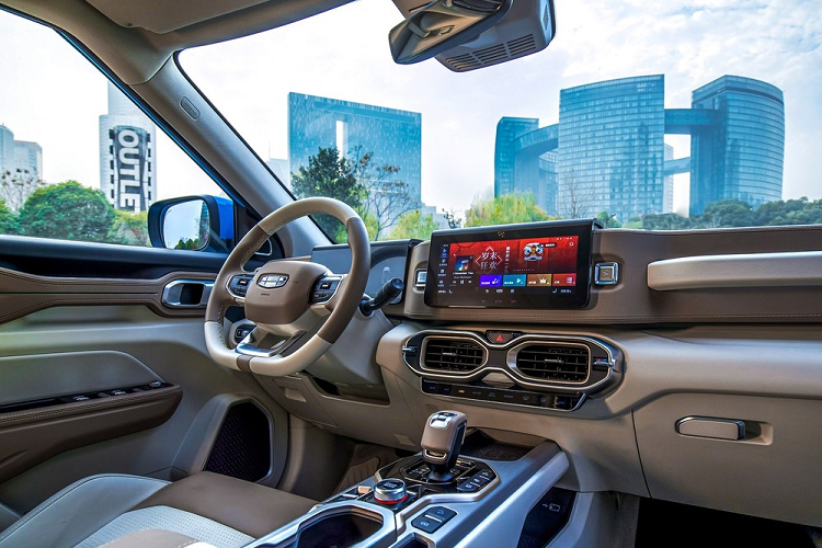 Nỗ lực to lớn này có thể được giải thích bởi sự thực rằng các mẫu xe Geely tương lai sẽ sử dụng chung một ngôn ngữ thiết kế tối giản giống như Icon. Những điểm nổi bật của ngoại thất gồm dáng vẻ hình khối vuông vức, đèn pha mỏng, lưới tản nhiệt “Vũ trụ Mở rộng”, đèn hậu hình vô cực đặc trưng và tay nắm cửa thò ra thụt vào.