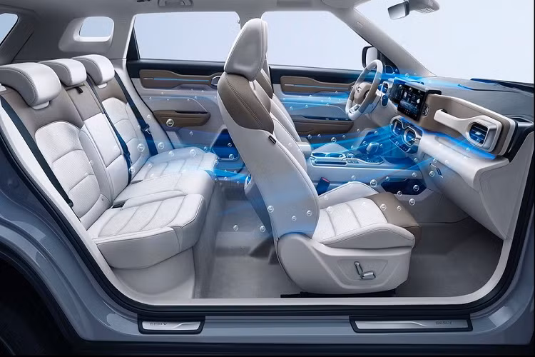 Phía bên trong, dấu hiệu vô cực một lần nữa xuất hiện thông qua hình dáng của các cửa gió điều hòa và cụm điều khiển trung tâm, nhưng tính năng nổi bật nhất ở đây chính là màn hình tương tác kép cỡ 10.25-inch chạy bằng hệ thống GKUI Geely Smart Ecosystem.