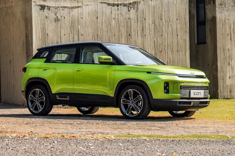  Geely Icon hoàn toàn mới sẽ bán ra ở thị trường quê nhà Trung Quốc từ ngày 24/2 thông qua một sự kiện ra mắt trực tuyến được theo dõi bởi hàng triệu người. Chỉ trong vòng vài giờ đồng hồ, nhà sản xuất xe Trung Quốc đã tiếp nhận hơn 30.000 đơn đặt hàng trước, một dấu hiệu cho thấy xe mới có thể trở thành mẫu SUV phổ biến nhất của họ.