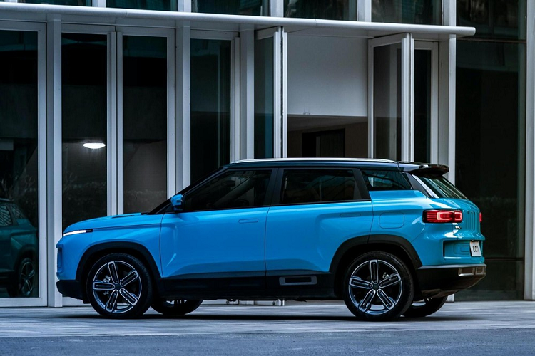 Ví dụ, ngoại thất đã được phát triển tại studio California ở Mỹ của Geely, trong khi nội thất lại được thiết kế tại studio Barcelona ở Tây Ban Nha. Mọi thứ đã được kiểm tra lại và rồi mang đến hoàn thành tại studio Thượng Hải.