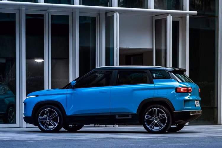 Ví dụ, ngoại thất đã được phát triển tại studio California ở Mỹ của Geely, trong khi nội thất lại được thiết kế tại studio Barcelona ở Tây Ban Nha. Mọi thứ đã được kiểm tra lại và rồi mang đến hoàn thành tại studio Thượng Hải.