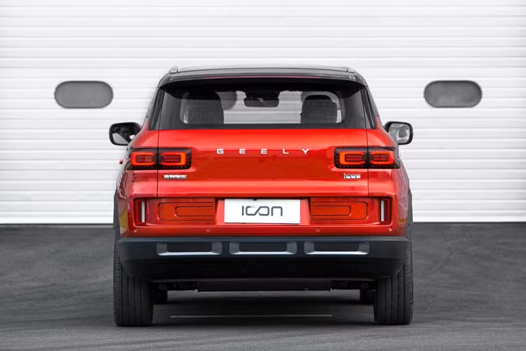 Geely Icon chống COVID-19 cũng có cài đặt một hệ thống camera 360 độ cải tiến bằng cách bổ sung một góc nhìn 180 độ từ bên sườn, phía trước hoặc sau của xe để loại bỏ các điểm mù. Geely có công bố chỉ số tiêu thụ nhiên liệu trung bình là 5,7 lít/100 km và thời gian gia tốc 0-100 km/h là 7,9 giây. Giá bán Icon 2020 là từ 115.800 – 128.800 nhân dân tệ (tương đương 382 – 425 triệu đồng).