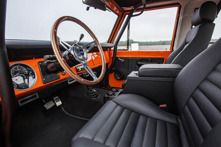 Những chi tiết nâng cấp khác bao gồm bậc cửa thò ra tự động, nội thất bọc da theo yêu cầu, và một hệ thống âm thanh nâng cấp, bảo đảm đã tai hơn xưa. Tuy nhiên, điểm ấn tượng nhất của chiếc Ford Bronco 1974 phục chế này là hệ thống máy móc. Bên dưới nắp capô là một khối động cơ Coyote dung tích 5.0 lít, sản sinh 460 mã lực và 569 Nm mô-men xoắn cực đại, hoạt động kết hợp một hộp số tự động 6R80 6 cấp tương tự Ford F-150. Những trang bị nâng cấp khác bao gồm một bộ trợ lực phanh, bình nhiên liêu bằng thép không gỉ, và một bảng đồng hồ kỹ thuật số Dakota.