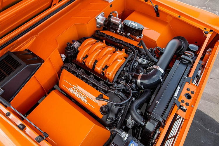 Cuối cùng và cũng là chi tiết quan trọng nhất, vậy giá xe Ford Bronco đặc biệt này bao nhiêu tiền? Câu trả lời là 299.000 USD dựa theo trang Classic Cars. Với số tiền chừng này, bạn có thể mua lấy một chiếc Lamborghini Urus và 3 chiếc Bronco đời mới.